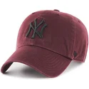 czapka-z-zakrzywionym-daszkiem-w-kolorze-bordowym-z-czarnym-logo-new-york-yankees-mlb-clean-up-od-47-brand