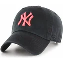 czarna-czapka-z-zakrzywionym-daszkiem-z-rozowym-logo-new-york-yankees-mlb-clean-up-od-47-brand