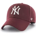 bordowa-czapka-z-daszkiem-z-bialym-logo-snapback-new-york-yankees-mlb-mvp-od-47-brand