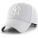szara-srebrna-czapka-z-zakrzywionym-daszkiem-snapback-new-york-yankees-mlb-mvp-od-47-brand