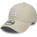 regulowana-czapka-z-zakrzywionym-daszkiem-9forty-essential-los-angeles-dodgers-mlb-od-new-era-w-kolorze-zlamanej-bieli