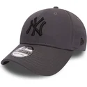 czapka-z-zakrzywionym-daszkiem-w-kolorze-kamienia-z-czarnym-logo-39thirty-league-essential-new-york-yankees-mlb-od-new-era