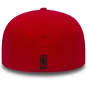 kepure-plokscia-raudona-priglundantis-59fifty-chain-stitch-chicago-bulls-nba-new-era