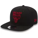 plaska-czapka-czarna-snapback-z-logo-czerwona-9fifty-chain-stitch-chicago-bulls-nba-new-era