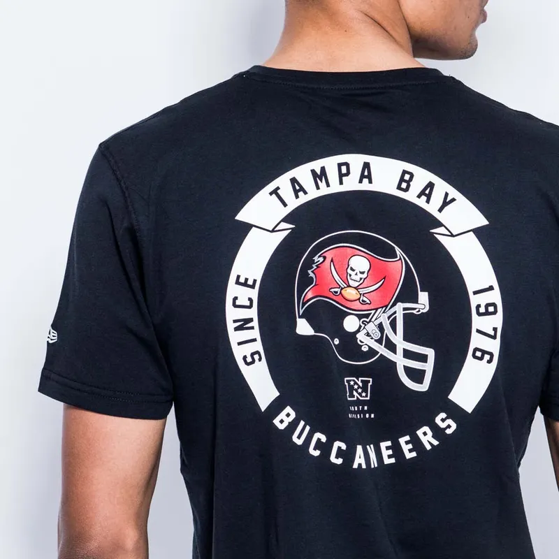 marskineliai-trumpomis-rankovemis-juoda-helmet-tampa-bay-buccaneers-nfl-new-era