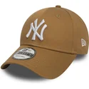 jasnobrazowa-regulowana-czapka-z-zakrzywionym-daszkiem-9forty-essential-new-york-yankees-mlb-od-new-era