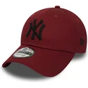 czerwona-zakrzywiona-regulowana-czapka-z-czarnym-logo-9forty-essential-new-york-yankees-mlb-od-new-era