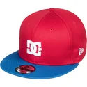 czerwona-czapka-z-daszkiem-typu-snapback-z-niebieskim-daszkiem-empire-fielder-od-dc-shoes