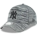 szara-czapka-z-zakrzywionym-daszkiem-regulowana-z-czarnym-logo-9forty-engineered-fit-new-york-yankees-mlb-od-new-era