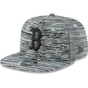 szara-czapka-snapback-z-plaskim-daszkiem-z-czarnym-logo-boston-red-sox-mlb-9fifty-engineered-fit-od-new-era