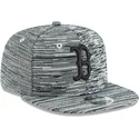 szara-czapka-snapback-z-plaskim-daszkiem-z-czarnym-logo-boston-red-sox-mlb-9fifty-engineered-fit-od-new-era