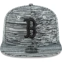 szara-czapka-snapback-z-plaskim-daszkiem-z-czarnym-logo-boston-red-sox-mlb-9fifty-engineered-fit-od-new-era