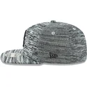 szara-czapka-snapback-z-plaskim-daszkiem-z-czarnym-logo-boston-red-sox-mlb-9fifty-engineered-fit-od-new-era