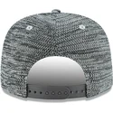 szara-czapka-snapback-z-plaskim-daszkiem-z-czarnym-logo-boston-red-sox-mlb-9fifty-engineered-fit-od-new-era