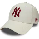 wyginieta-czapka-biala-snapback-z-logo-ciemno-czerwony-9fifty-nylon-pre-curved-fit-new-york-yankees-mlb-new-era