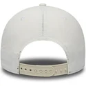 biala-czapka-z-zakrzywionym-daszkiem-snapback-z-bordowym-logo-9fifty-nylon-pre-curved-fit-new-york-yankees-mlb-od-new-era