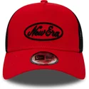 czapka-trucker-czerwona-i-czarna-oval-script-a-frame-od-new-era