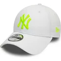 wyginieta-czapka-biala-z-regulacja-z-logo-zielona-9forty-league-essential-neon-new-york-yankees-mlb-new-era