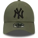 wyginieta-czapka-zielona-z-regulacja-z-czarnym-logo-9forty-essential-new-york-yankees-mlb-new-era