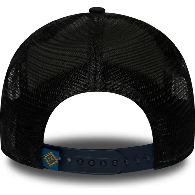 kepure-islenkta-tamsiai-melyna-snapback-bear-tattoo-pack-a-frame-new-era