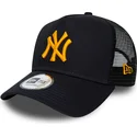 granatowa-czapka-trucker-z-pomaranczowym-logo-league-essential-a-frame-new-york-yankees-mlb-od-new-era