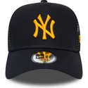 granatowa-czapka-trucker-z-pomaranczowym-logo-league-essential-a-frame-new-york-yankees-mlb-od-new-era