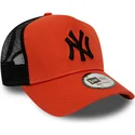 czerwona-czapka-trucker-z-czarnym-logo-league-essential-a-frame-new-york-yankees-mlb-od-new-era