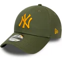 wyginieta-czapka-zielona-z-regulacja-z-logo-pomaranczowa-9forty-league-essential-new-york-yankees-mlb-new-era