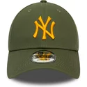 wyginieta-czapka-zielona-z-regulacja-z-logo-pomaranczowa-9forty-league-essential-new-york-yankees-mlb-new-era
