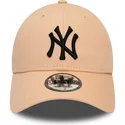 wyginieta-czapka-rozowa-jasny-z-regulacja-z-czarnym-logo-9forty-league-essential-new-york-yankees-mlb-new-era
