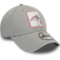 szara-zakrzywiona-czapka-regulowana-9twenty-z-postacia-krolika-bugsa-looney-tunes-od-new-era