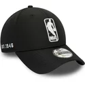 wyginieta-czapka-czarna-z-regulacja-9forty-logo-hook-jerry-west-nba-new-era