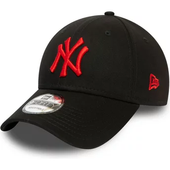 wyginieta-czapka-czarna-z-regulacja-z-logo-czerwona-9forty-league-essential-new-york-yankees-mlb-new-era