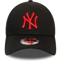 czarna-regulowana-czapka-z-zakrzywionym-daszkiem-z-czerwonym-logo-9forty-league-essential-new-york-yankees-mlb-new-era