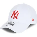 biala-zakrzywiona-czapka-regulowana-z-czerwonym-logo-9forty-league-essential-new-york-yankees-mlb-od-new-era