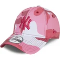 rozowa-czapka-z-daszkiem-w-kamuflazu-z-regulacja-i-rozowym-logo-9forty-new-york-yankees-mlb-od-new-era
