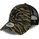 zielona-czapka-trucker-z-czarnym-logo-9forty-tiger-print-new-york-yankees-mlb-od-new-era