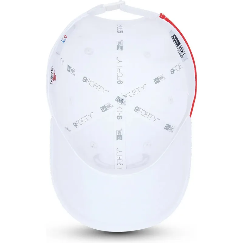 kepure-islenkta-balta-reguliuojamas-9forty-side-mark-chicago-bulls-nba-new-era