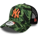 czapka-trucker-z-kamuflazem-i-pomaranczowym-logo-seasonal-a-frame-new-york-yankees-mlb-od-new-era