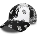czarna-i-biala-zakrzywiona-czapka-z-daszkiem-z-regulacja-z-czarnym-logo-9forty-paisley-print-new-york-yankees-mlb-od-new-era