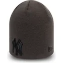szara-czapka-z-czarnym-logo-skull-knit-league-essential-new-york-yankees-mlb-od-new-era