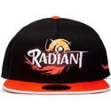 czarna-i-pomaranczowa-plaska-czapka-snapback-z-logo-radiant-od-difuzed