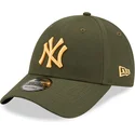 zielona-regulowana-czapka-z-zakrzywionym-daszkiem-z-pomaranczowym-logo-9forty-league-essential-new-york-yankees-mlb-od-new-era