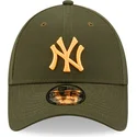 zielona-regulowana-czapka-z-zakrzywionym-daszkiem-z-pomaranczowym-logo-9forty-league-essential-new-york-yankees-mlb-od-new-era
