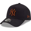 granatowa-czapka-z-zakrzywionym-daszkiem-snapback-z-brazowym-logo-9forty-e-frame-new-york-yankees-mlb-od-new-era