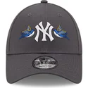 szara-regulowana-czapka-z-daszkiem-9forty-rose-swallow-bird-new-york-yankees-mlb-od-new-era