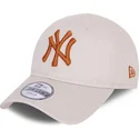 bezowa-zakrzywiona-czapka-z-regulacja-dla-malego-dziecka-z-brazowym-logo-9forty-league-essential-new-york-yankees-mlb-od-new-era