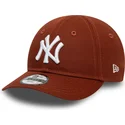regulowana-brazowa-czapka-z-zakrzywionym-daszkiem-dla-malego-dziecka-9forty-league-essential-new-york-yankees-mlb-od-new-era