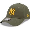 zielona-zakrzywiona-czapka-z-regulacja-z-zoltym-logo-9forty-league-essential-new-york-yankees-mlb-od-new-era