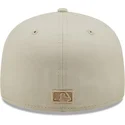szara-dopasowana-czapka-z-plaskim-daszkiem-z-brazowym-logo-59fifty-league-essential-new-york-yankees-mlb-od-new-era